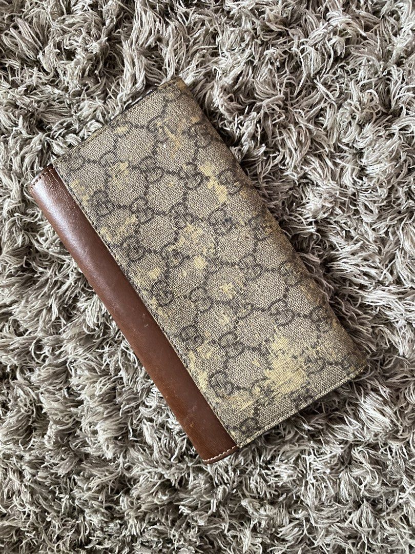 Orig gucci long wallet (Category: Luxury Bags & Wallets) located in Tagum. Submitted by amarasluxbag (Listing ID 1470403095, Image 3). Description: Need repaint Super ganda at linis pa ng compartments sa loob Issue print nya .