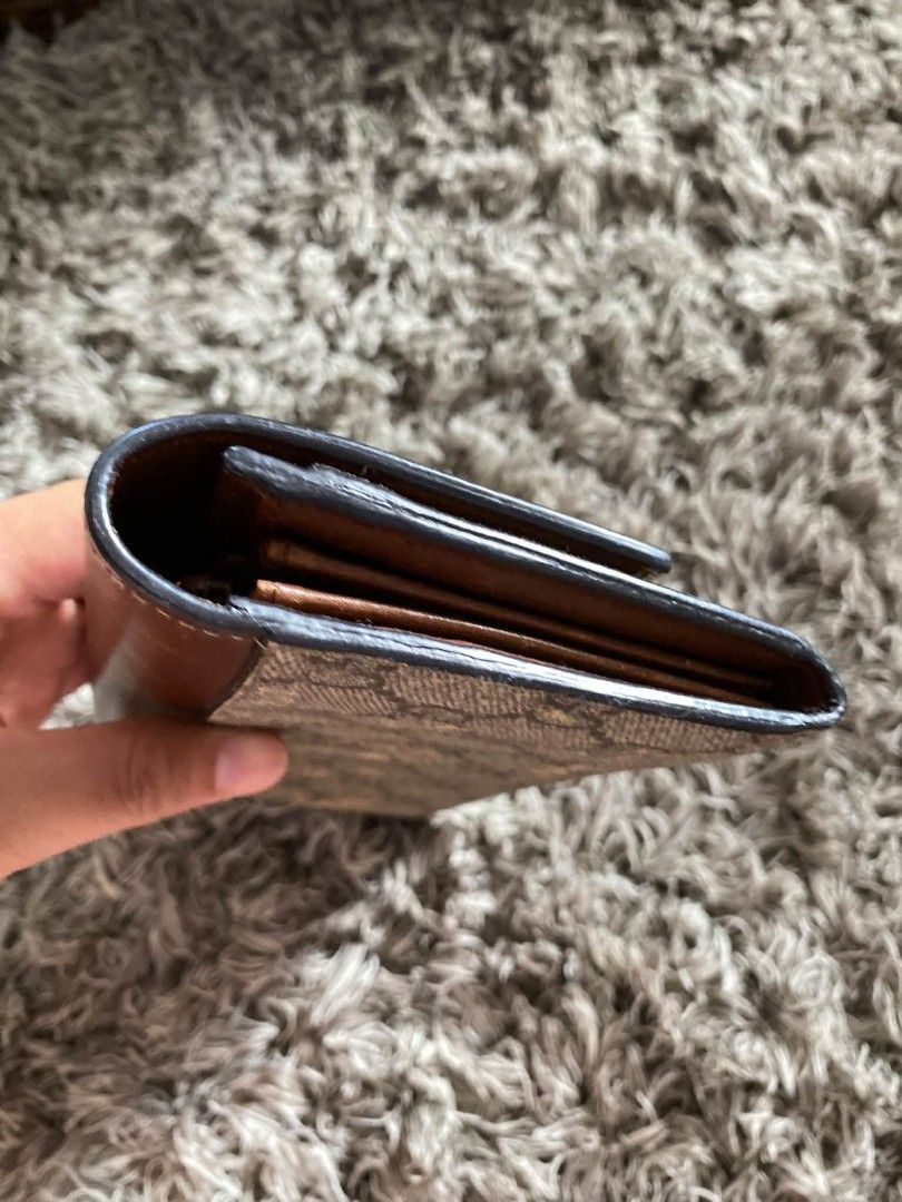 Orig gucci long wallet project (Category: Luxury Bags & Wallets) located in Tagum. Submitted by luxbagelyas (Listing ID 1470524996, Image 3). Description: super ganda pa compartment malinis ang pina ka issue neto is yong print nya at sa flap dumikit ang print no crcaks super tibay pa ipa repaint nyo na lang kasi nag expire na yong paint nya.
