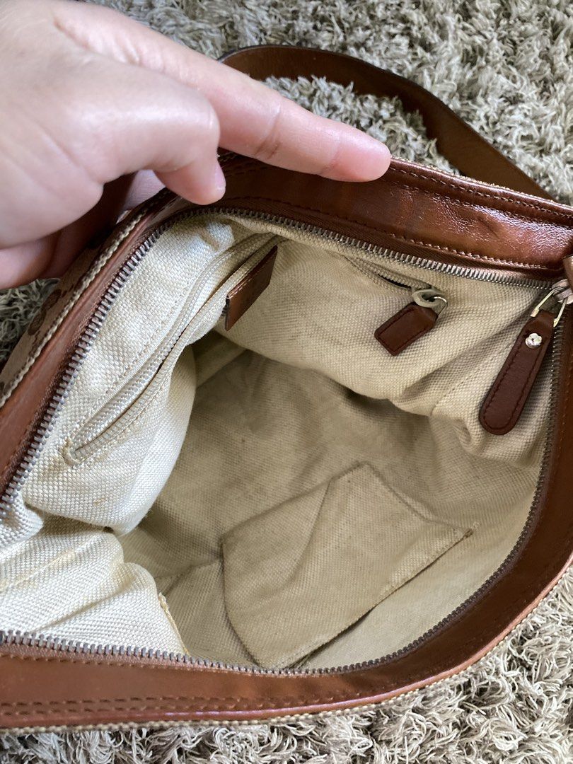 Orig Gucci sling (Category: Luxury Bags & Wallets) located in Tagum. Submitted by amarasluxbag (Listing ID 1470398563, Image 3). Description: Good condition With sign of use May kunting dirt sa loob Super tibay pa.