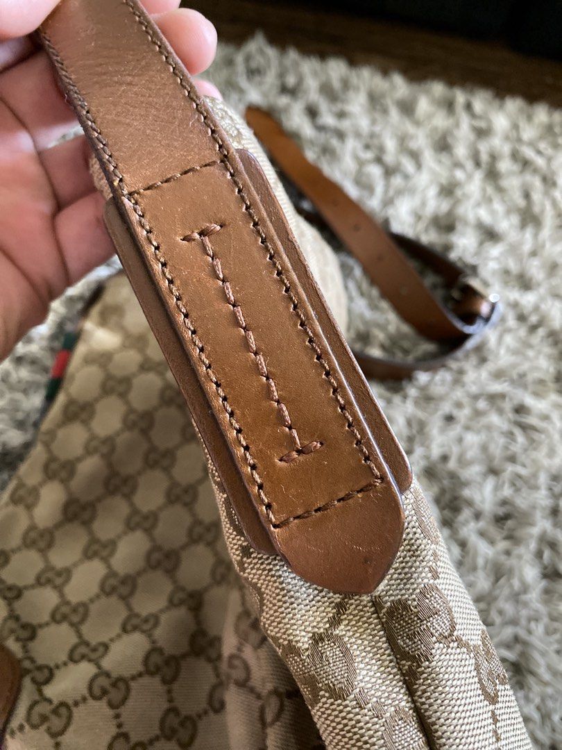 Orig Gucci sling (Category: Luxury Bags & Wallets) located in Tagum. Submitted by amarasluxbag (Listing ID 1470398563, Image 2). Description: Good condition With sign of use May kunting dirt sa loob Super tibay pa.