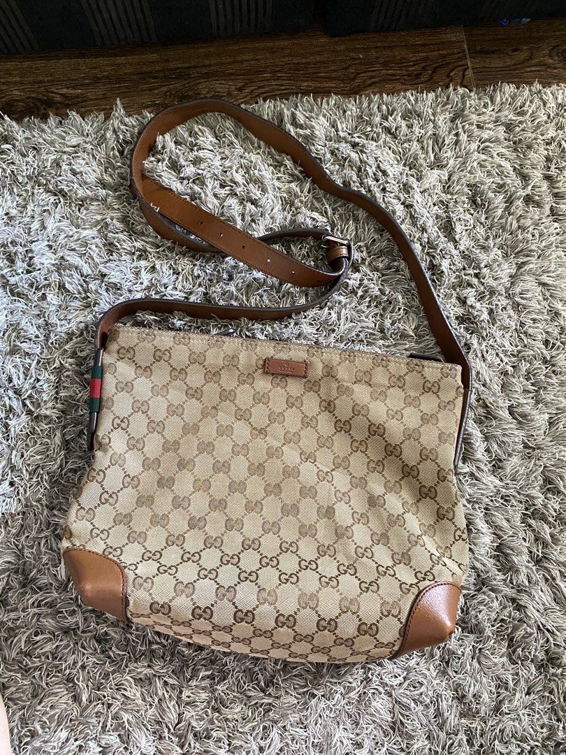 Orig Gucci sling (Category: Luxury Bags & Wallets) located in Tagum. Submitted by amarasluxbag (Listing ID 1470398563, Image 1). Description: Good condition With sign of use May kunting dirt sa loob Super tibay pa.