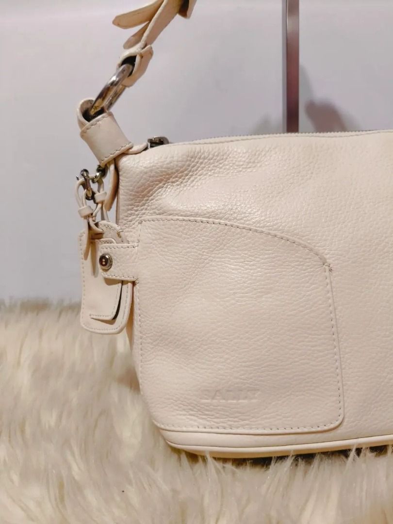Original BALLY Bag (Category: Tote Bags) located in Cabuyao City. Submitted by your____lux____shop (Listing ID 1470522491, Image 2). Description: Sale❗️Sale❗️Sale❗️ ₱ 1,699 Original BALLY Vintage Riri under zip Medium Pure genuine leather 📌Broken inner pocket zipper (Check last photo) 📌First to pay!.