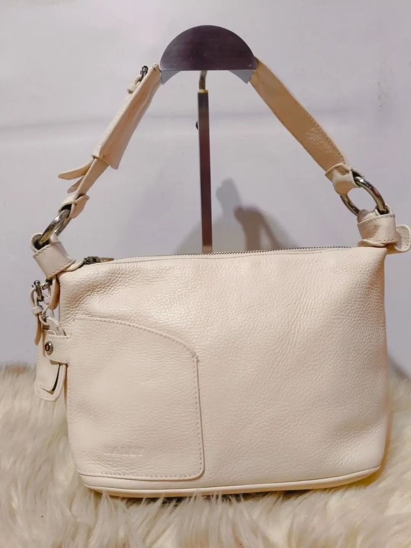 Original BALLY Bag (Category: Tote Bags) located in Cabuyao City. Submitted by your____lux____shop (Listing ID 1470522491, Image 1). Description: Sale❗️Sale❗️Sale❗️ ₱ 1,699 Original BALLY Vintage Riri under zip Medium Pure genuine leather 📌Broken inner pocket zipper (Check last photo) 📌First to pay!.