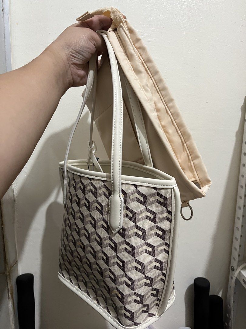 ORIGINAL CHRISTY NG MINI RUSSO WHITE WITH ORGANIZER (Category: Tote Bags) located in Cavite. Submitted by macysabubot (Listing ID 1470452915, Image 3). Description: SUPER GANDAAA IMINE NYO NAPO!! 100% ORIGINAL PMPM!!! .