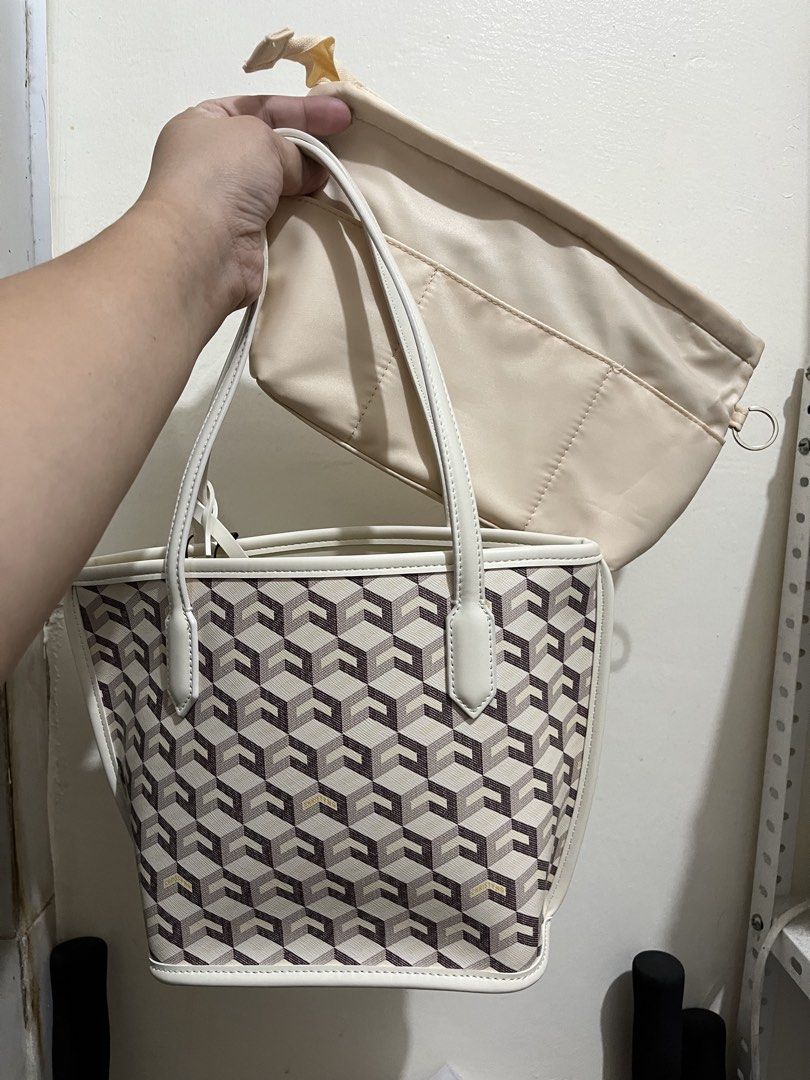 ORIGINAL CHRISTY NG MINI RUSSO WHITE WITH ORGANIZER (Category: Tote Bags) located in Cavite. Submitted by macysabubot (Listing ID 1470452915, Image 2). Description: SUPER GANDAAA IMINE NYO NAPO!! 100% ORIGINAL PMPM!!! .