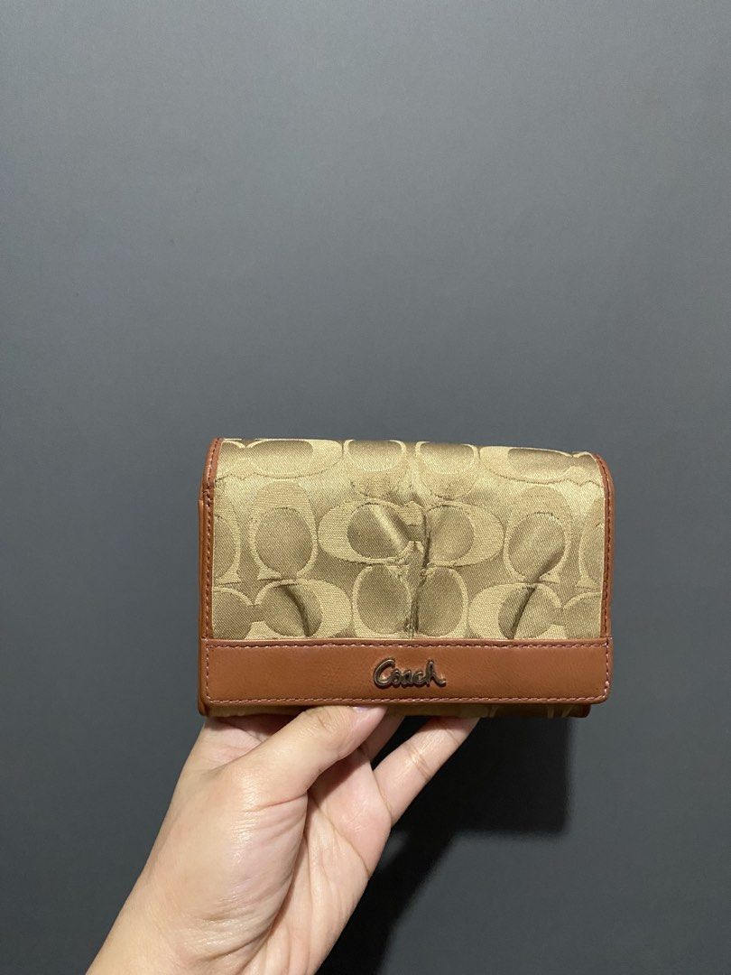 Original coach wallet (Category: Luxury Bags & Wallets) located in Batangas. Submitted by bagstolove2.0 (Listing ID 1470358080, Image 1). Description: .