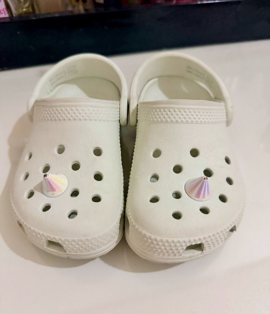 Original Crocs for Kids size C8 (Category: Babies & Kids Fashion) located in Manila. Submitted by yourenotme (Listing ID 1470484750, Image 3). Description: Original Crocs for Kids size C8 Take both for 3k RFS: Outgrown.
