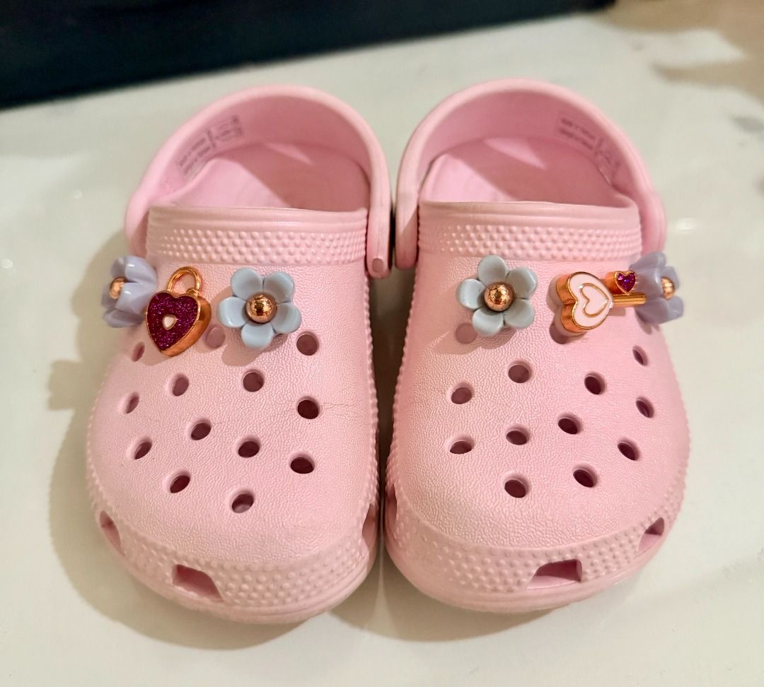 Original Crocs for Kids size C8 (Category: Babies & Kids Fashion) located in Manila. Submitted by yourenotme (Listing ID 1470484750, Image 2). Description: Original Crocs for Kids size C8 Take both for 3k RFS: Outgrown.