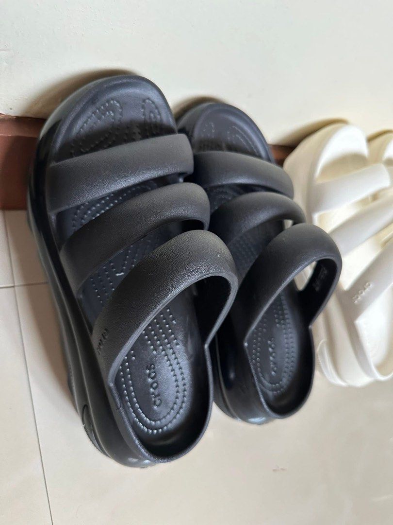 Original Crocs mega crush W7 Like New (Category: Sandals) located in Santo Tomas. Submitted by chinaras (Listing ID 1470359814, Image 3). Description: 💯Original Slightly used Size W7 runs big Available in 2 colors Get both for 3500 Get each for 1990 📍Sto Tomas Batangas Pickup/shipping.