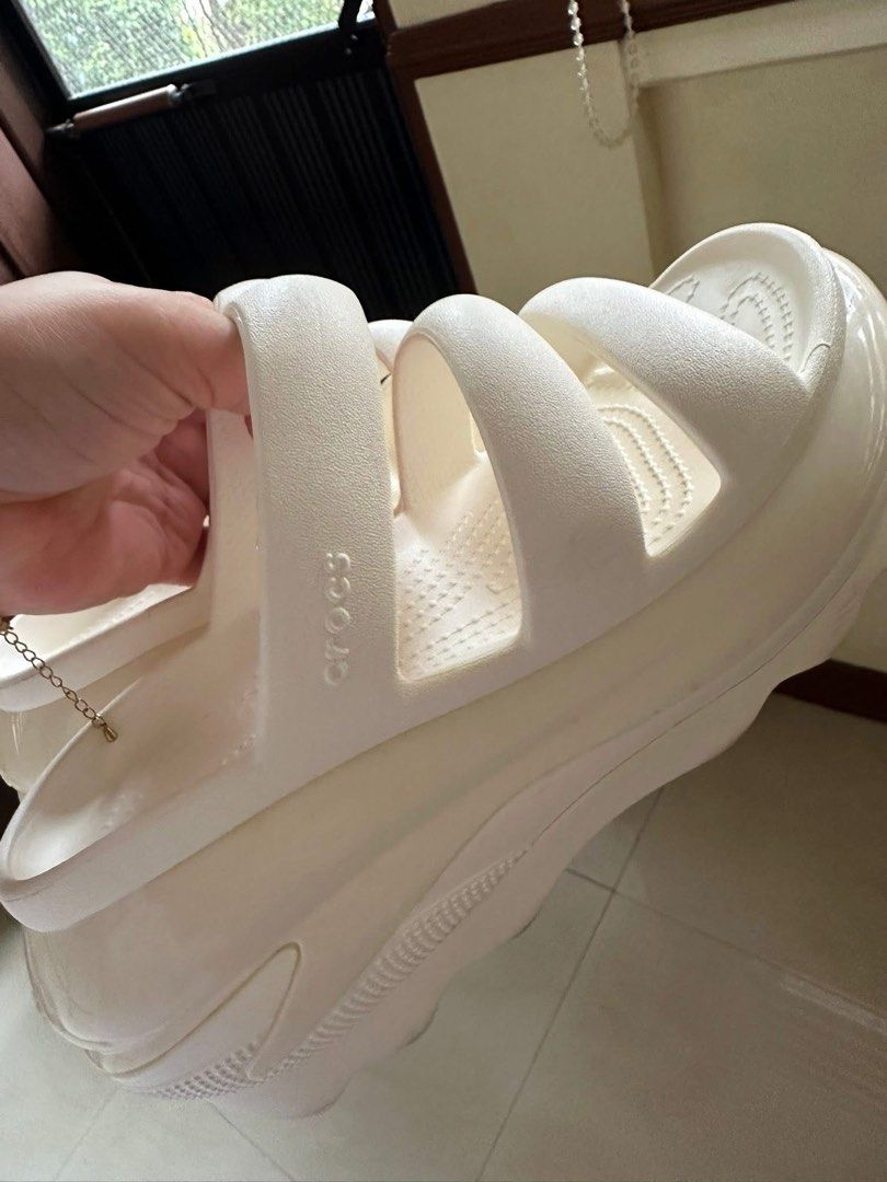 Original Crocs mega crush W7 Like New (Category: Sandals) located in Santo Tomas. Submitted by chinaras (Listing ID 1470359814, Image 1). Description: 💯Original Slightly used Size W7 runs big Available in 2 colors Get both for 3500 Get each for 1990 📍Sto Tomas Batangas Pickup/shipping.