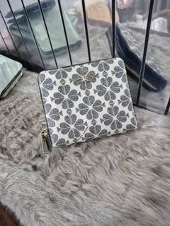 (Category: ) located in . Submitted by chaellebrandsluxe (Listing ID 1470449151, Image 1). Description: .