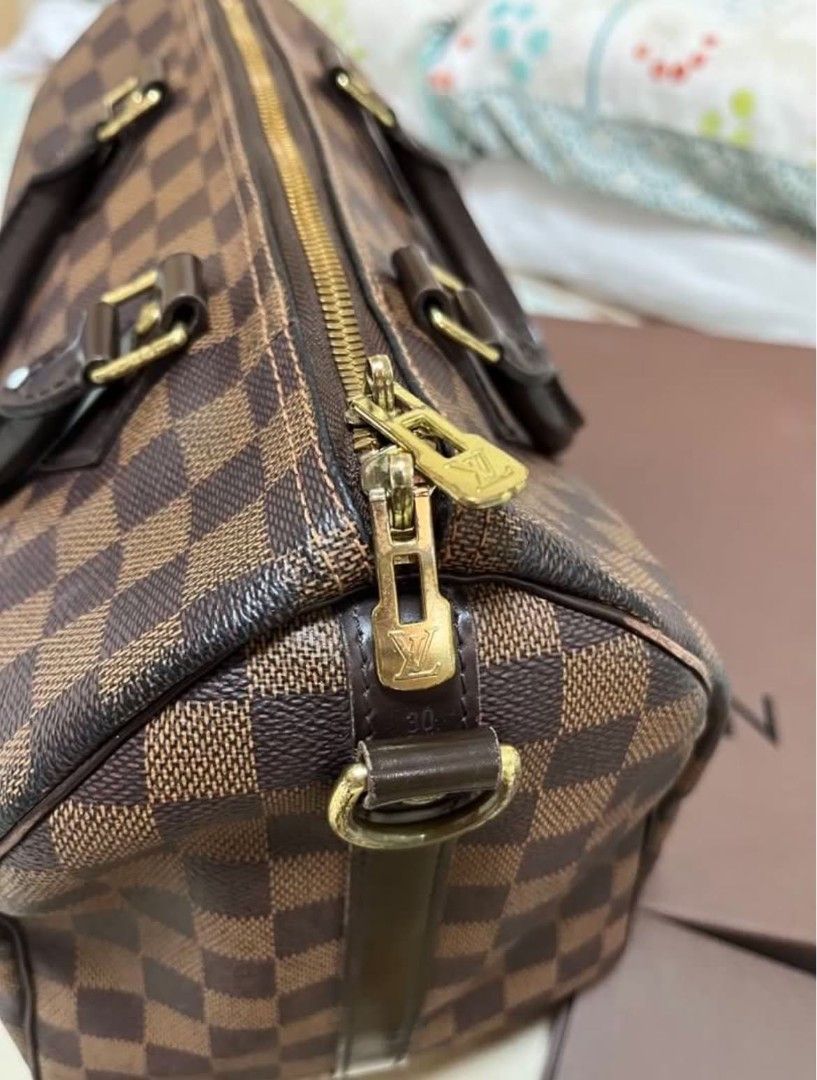 Original LV Speedy 30 (Category: Tote Bags) located in Manila. Submitted by thebageditph (Listing ID 1470352043, Image 2). Description: 👜 LOUIS VUITTON DAMIER EBENE BAG – FOR SALE 💰 Selling Price: ₱48,000 Elegant and timeless Louis Vuitton checkerboard canvas bag in the classic Damier Ebene pattern. A versatile piece that is perfect for everyday use or special occasions. ✨ Inclusions: - Louis Vuitton bag - Shoulder strap - Lock and key - Dust b
