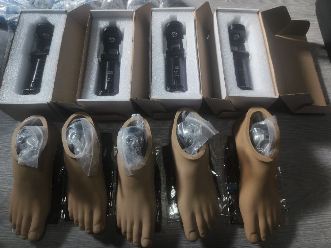 ORS H-40 Prosthetic Foot and Components Set (Category: Medical Supplies & Tools) located in Manila. Submitted by daniyyel (Listing ID 1470475292, Image 1). Description: PNEUMATIC KNEE JOINT CARBON FOOT.
