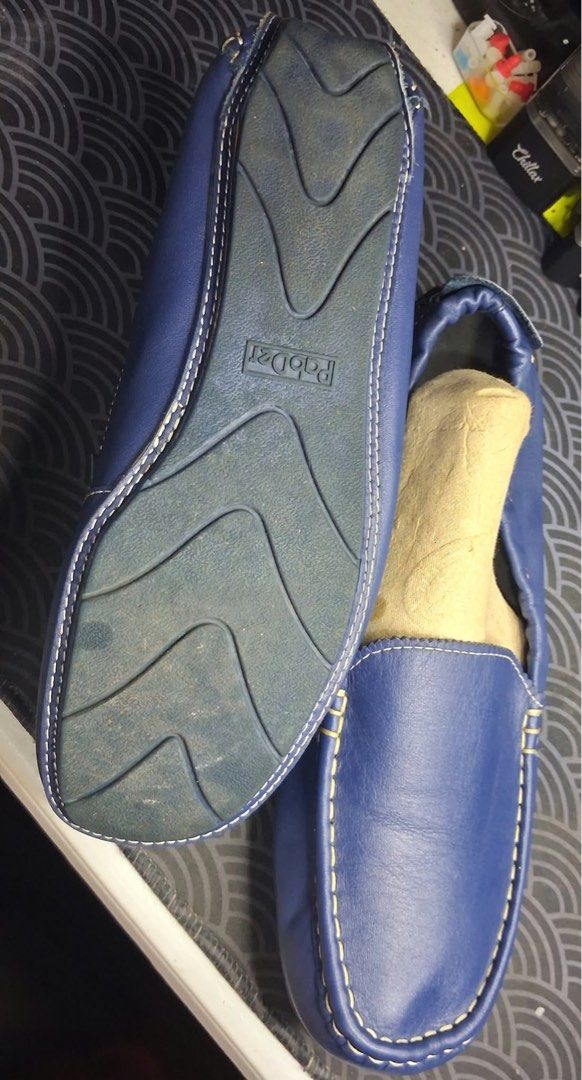 Pabder driving loafers (Category: Loafers) located in Las Pinas. Submitted by budgetbuddies (Listing ID 1470408404, Image 3). Description: blue leather loafers (moccasins or driving shoes) feature a classic moc-toe design with distinct contrast stitching, an elasticated heel for easy slip-on wear..