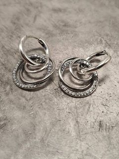 (Category: ) located in . Submitted by mycloset2025 (Listing ID 1470352719, Image 1). Description: .