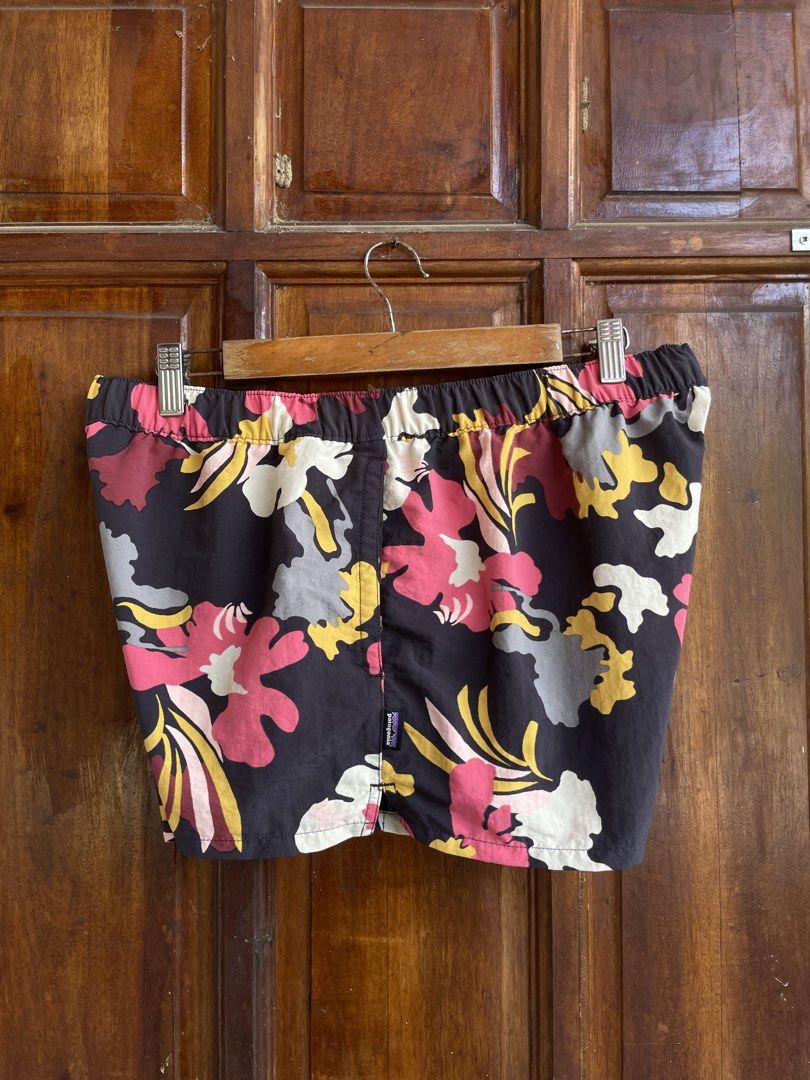 PATAGONIA SHORT FOR HER (Category: Shorts) located in Dumaguete. Submitted by Jazpherto (Listing ID 1470418678, Image 1). Description: PATAGONIA SHORT FOR HER‼️‼️‼️ 32-34 waist. 11.5 length L on tag (womens) excellent condition no issue 500+85 shipping fee .