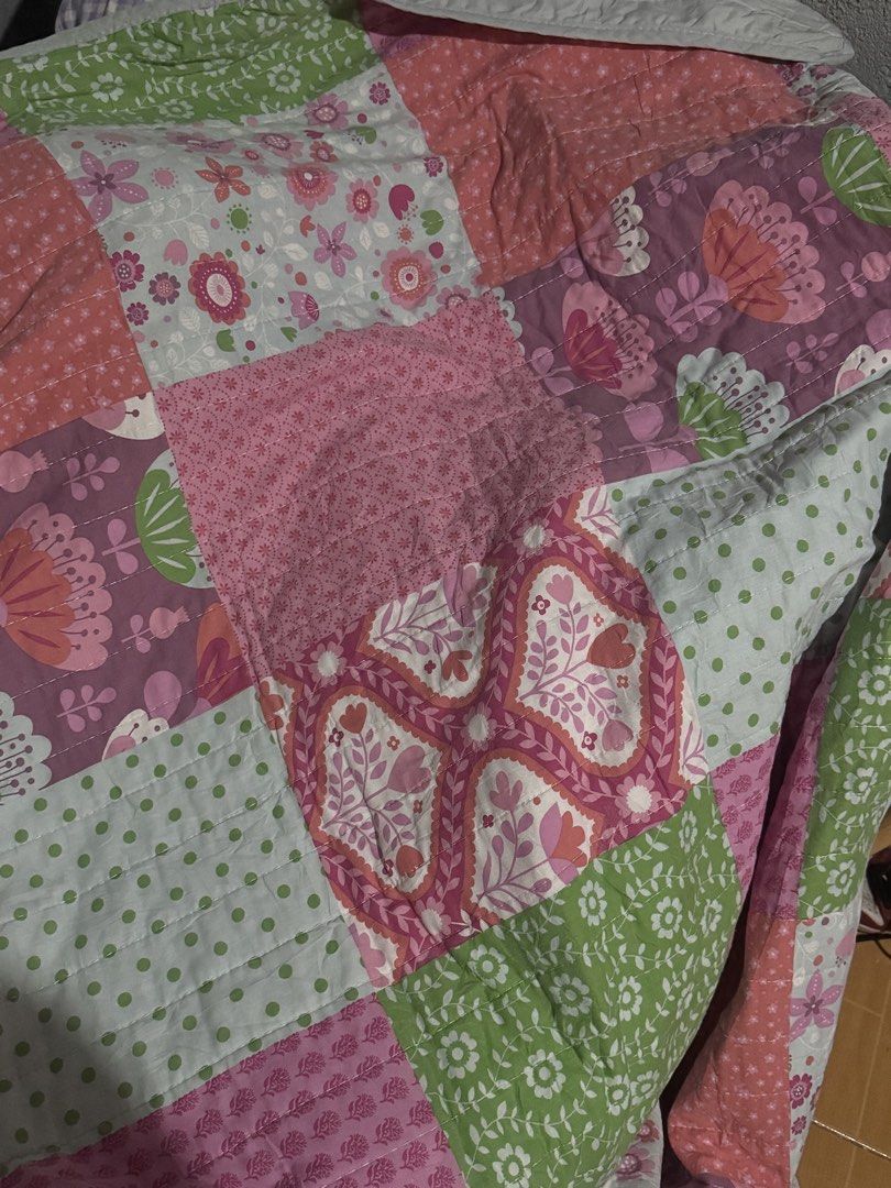 PATCHWORK BED TOPPER (Category: Bedding & Towels) located in Caloocan City. Submitted by ravihannaa (Listing ID 1470501624, Image 1). Description: NEGOTIABLE, have burned mark.
