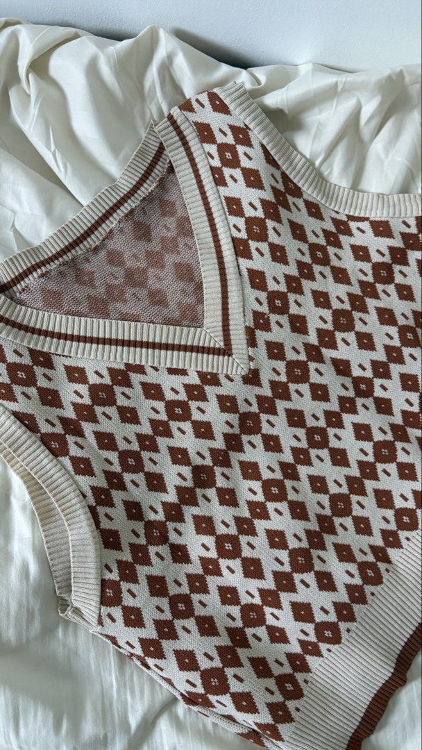 Patterned Knitted Vest (Category: Sleeveless) located in Makati City. Submitted by celinemystuff (Listing ID 1470360070, Image 3). Description: DECLUTTERING See photos for more details Size: S- M.