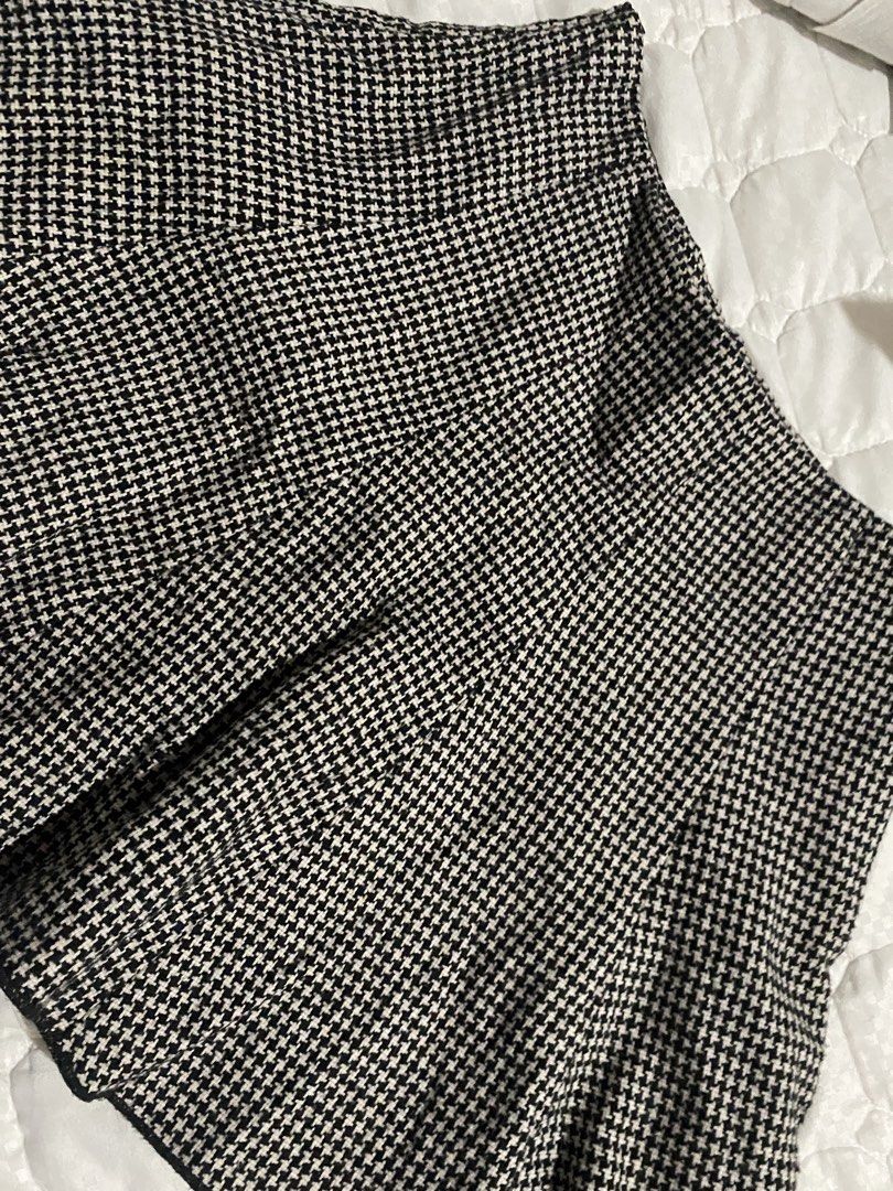 Plaid Flowy Skirt (Category: Skirts) located in Manila. Submitted by dear_soleil (Listing ID 1470367328, Image 2). Description: size 24 length 14.