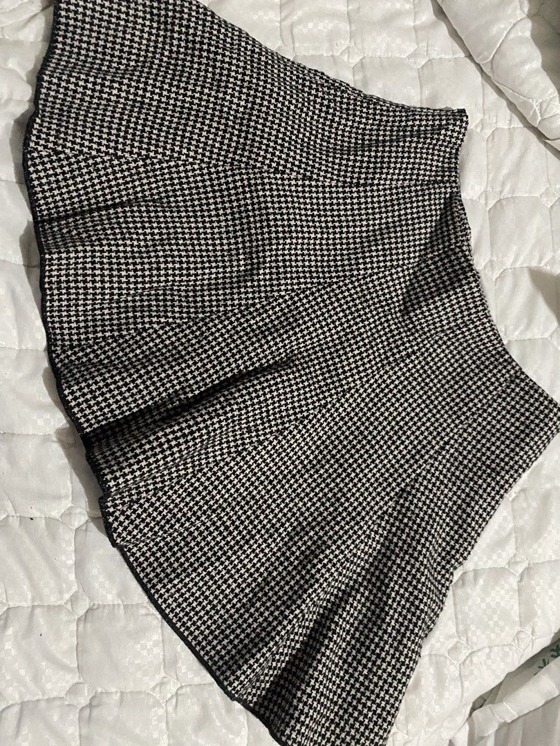 Plaid Flowy Skirt (Category: Skirts) located in Manila. Submitted by dear_soleil (Listing ID 1470367328, Image 1). Description: size 24 length 14.