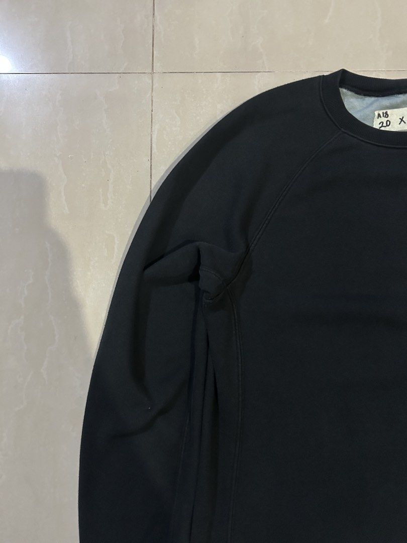 Plain Black Crewneck Sweatshirt (Category: Coats, Jackets and Outerwear) located in San Fernando. Submitted by thrift_lang_ni_kim (Listing ID 1470364491, Image 3). Description: ⬇️ DETAILS ⬇️ Plain Black Crewneck Sweatshirt DIMENSIONS (INCHES) Width:20 Length:22 Best fit: S to M (cropped fit) Color rate:9/10 Condition/Issue: Sign of usage Mine: ₱ Minimum increment: ₱50 Already washed and ready to wear. 📌 Please check all photos carefully for any 