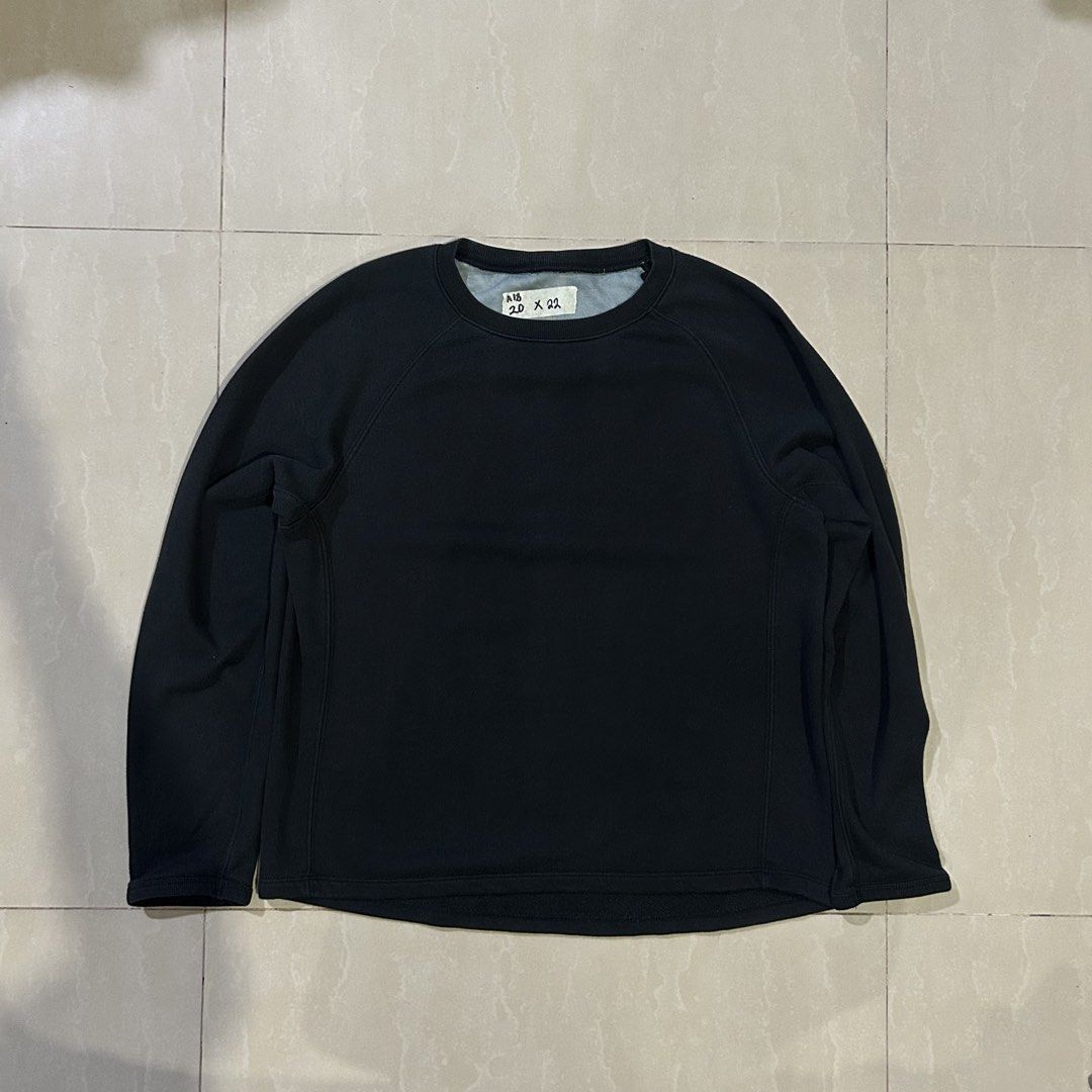 Plain Black Crewneck Sweatshirt (Category: Coats, Jackets and Outerwear) located in San Fernando. Submitted by thrift_lang_ni_kim (Listing ID 1470364491, Image 1). Description: ⬇️ DETAILS ⬇️ Plain Black Crewneck Sweatshirt DIMENSIONS (INCHES) Width:20 Length:22 Best fit: S to M (cropped fit) Color rate:9/10 Condition/Issue: Sign of usage Mine: ₱ Minimum increment: ₱50 Already washed and ready to wear. 📌 Please check all photos carefully for any 