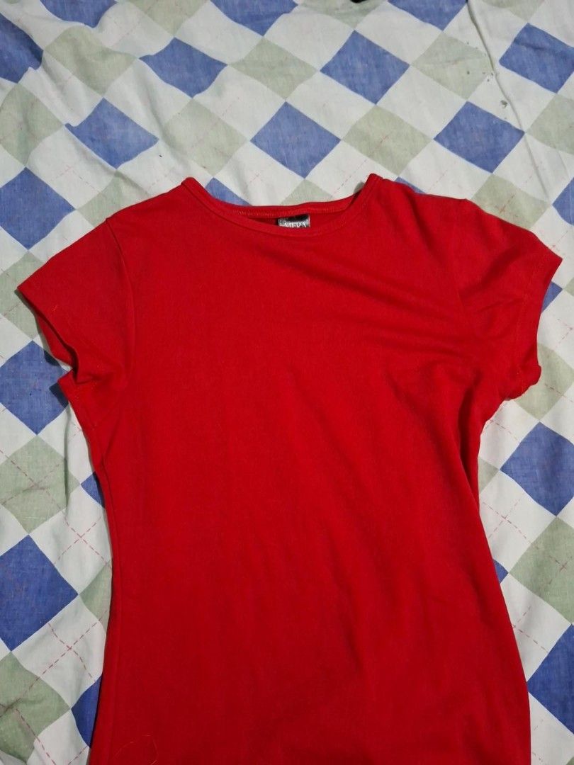 Plain Red Short Sleeve T-Shirt (Category: Shirts) located in Las Pinas. Submitted by jaslucas (Listing ID 1470467901, Image 1). Description: Di masyadong nagamit since di ko bagay ang color bright red..