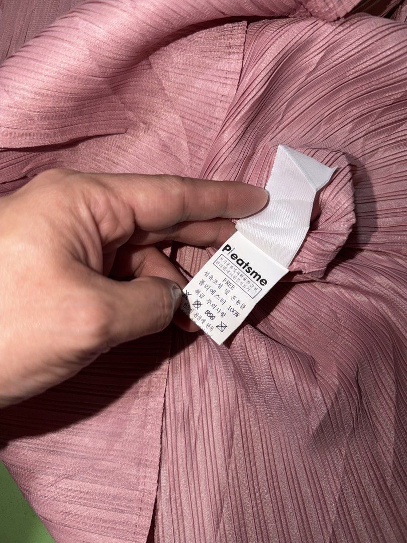 Pleatsme (Category: Luxury Apparel) located in Pasig City. Submitted by reyeslarry11740 (Listing ID 1470499744, Image 3). Description: For Sale Pleatsme Free size 14.2w x 23.5L 30width pag inis stretch sagad Good as new condition No issue 2k Payment 1st Pasig city.