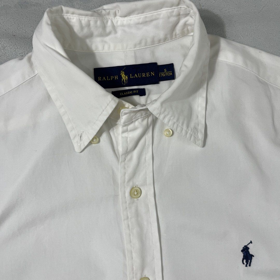 Polo RL Ralph Lauren White Buttondown Large (Category: Tshirts & Polo Shirts ) located in Nasugbu. Submitted by janstuffs.ph (Listing ID 1470495189, Image 3). Description: Pólö RL White Buttondown 💯Legit! Size: Small on tag - fit up to Large Width: 21" Length: 28" Condition: 10/10 Good as new Flaw: NONE Mine: 1980 •Buyer shoulder shipping fee - ship via j&t. •Read details before purchasing..