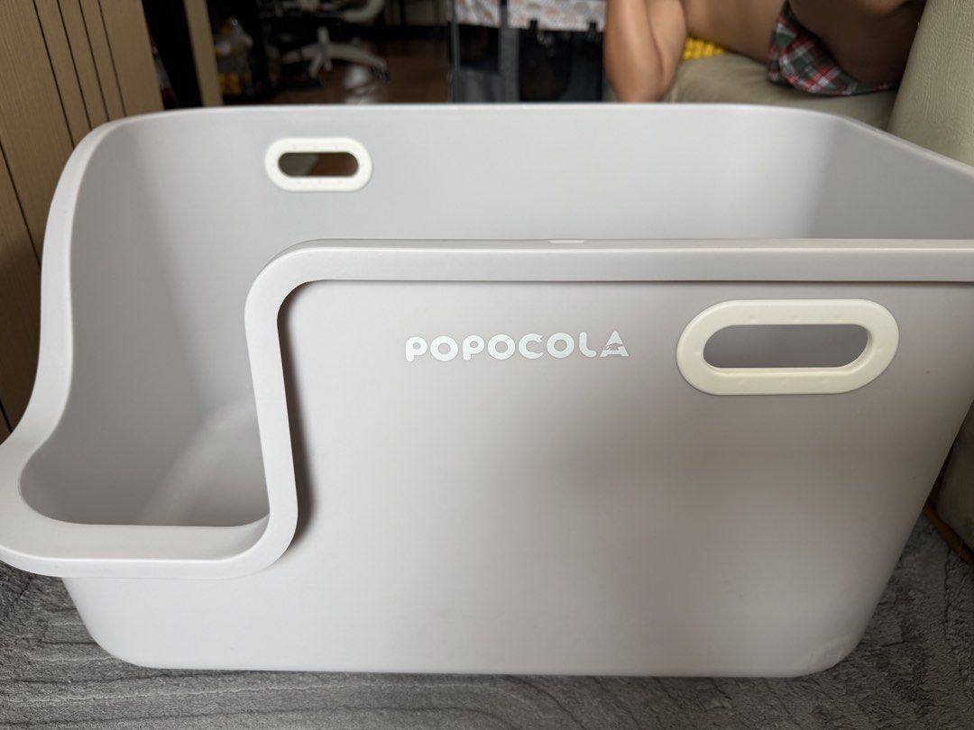 POPOCOLA Covered Cat Litter Box withLid (Category: Health & Grooming) located in Manila. Submitted by marcee (Listing ID 1470406145, Image 2). Description: with crack sa ilalim pero hindi naman natagos ang litter sand. the lid is damage pero pwede pa din naman takpan..