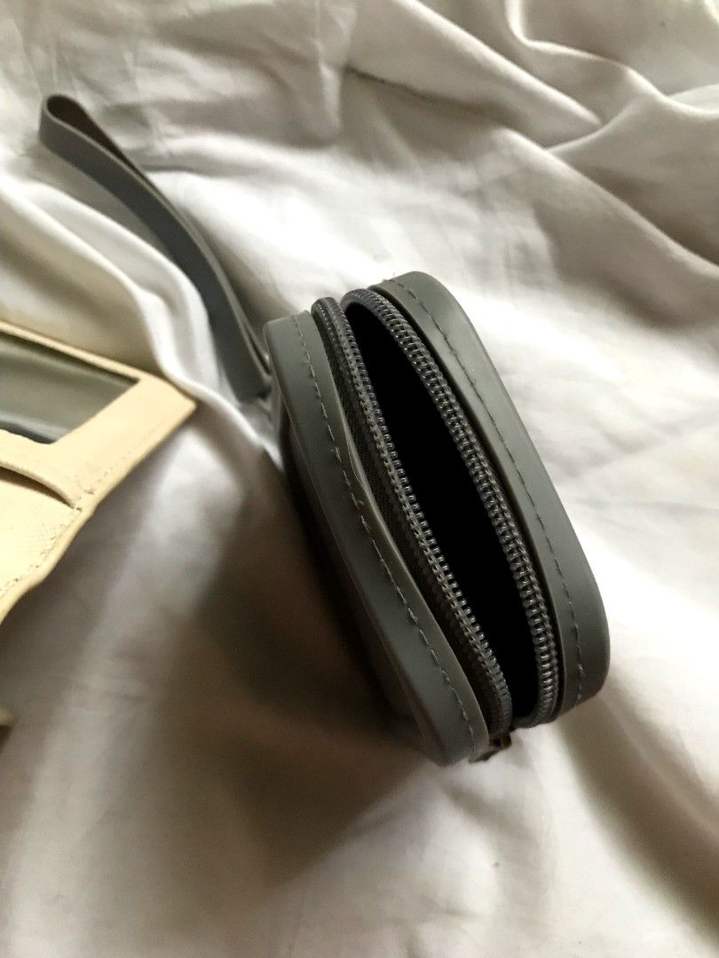 Pouches (Category: Purses & Pouches) located in Cavite. Submitted by maica_ (Listing ID 1470492859, Image 3). Description: 4 pouches for 250 dm for more infos and for haggle.