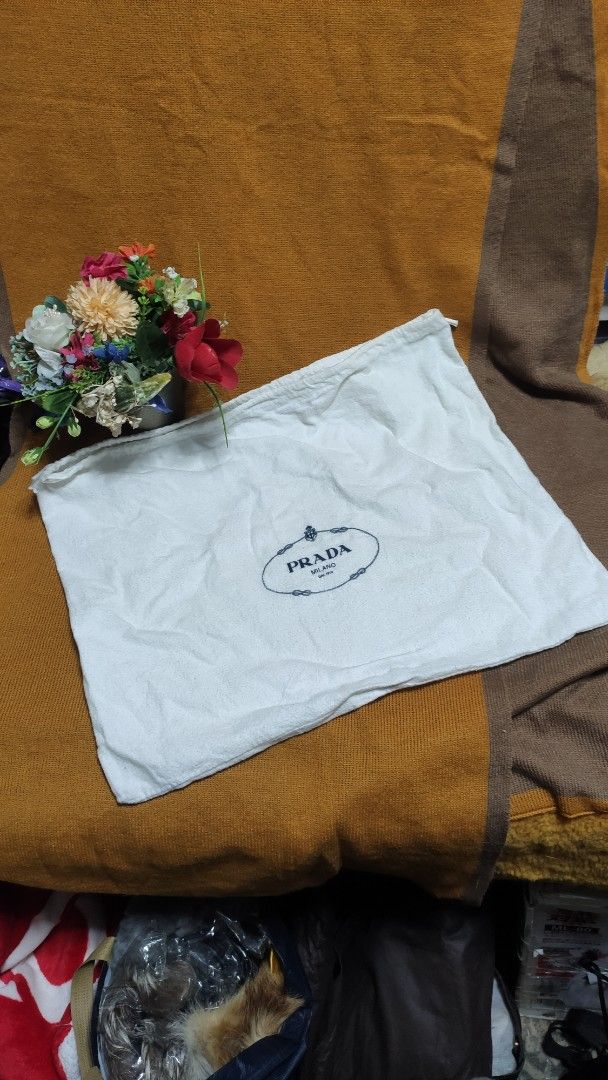 Prada Milano Cotton Drawstring Dust Bag White Large (Category: Luxury Bags & Wallets) located in Imus. Submitted by ryanneakiko (Listing ID 1470371775, Image 1). Description: 📌750 + shipping dust bag used 🥰 small size NO ISSUE 🇯🇵SOURCE: JAPAN SURPLUS bawal Po sa maselan mine now pay later no reservations 1st to pay basis , una mkakabayad kanyA COURIER ↙️ 📌COD : SF only via SPX COURIER 📌FLASH EXPRESS: NO COD/NO.COP 📌LALAMOVE loc IMUS CAVITE