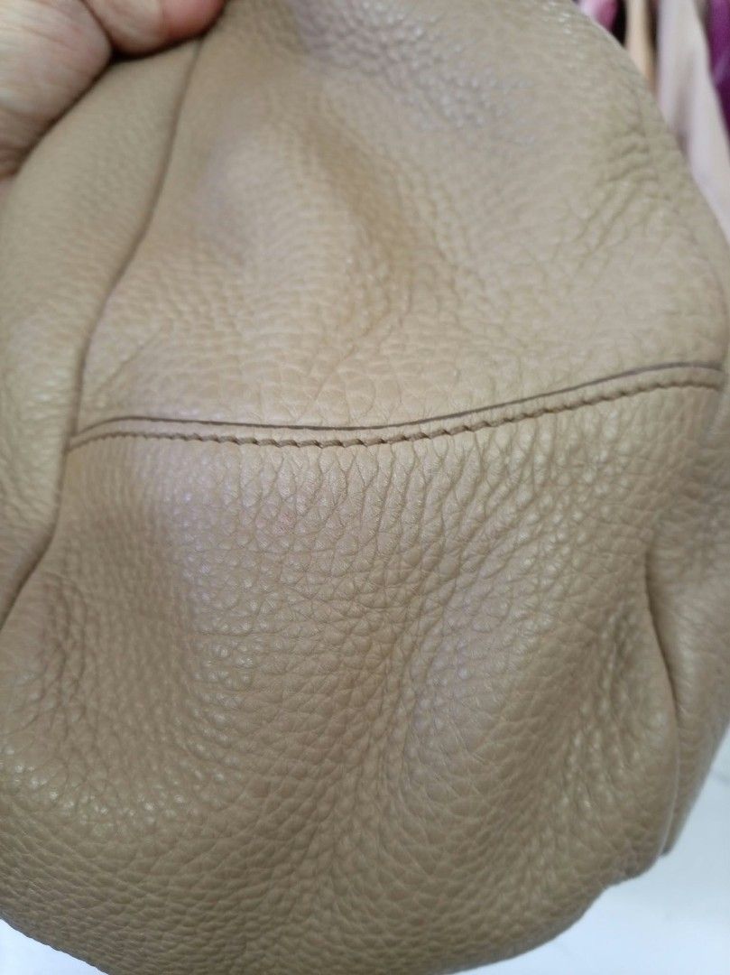 Prada Vitello Daino Hobo Bag (Category: Luxury Bags & Wallets) located in Manila. Submitted by noblecrystal_12665c (Listing ID 1470455322, Image 3). Description: excellent condition no issue authentic!!.