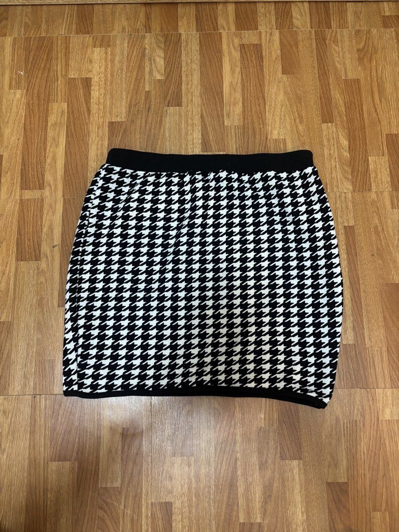 [Pre-Loved] Black and white mini skirt (Category: Skirts) located in Quezon City. Submitted by ellaaashi_ (Listing ID 1470463270, Image 1). Description: [Pre-Loved Skirt] - worn once - S on tag but can fit Medium sized body shape - shein on tag - elastic band for waist DM for other questions.