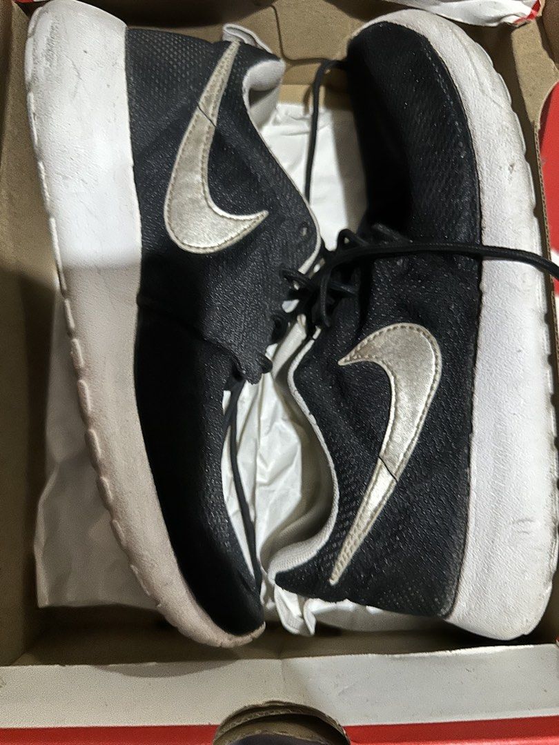 Preloved Nike Roshe Run Black White (Category: Sneakers) located in Pasig City. Submitted by rrionda.22 (Listing ID 1470385109, Image 2). Description: - Style: Classic lightweight runners perfect for daily wear - Colorway: Black mesh upper with clean white soles and silver swoosh details - Closure: Black laces - Inclusion: Comes with original shoebox - Condition: well used 📍 Pasig City. Available for Lalamove or Grab Only. MOP: Gcash, Maribank a