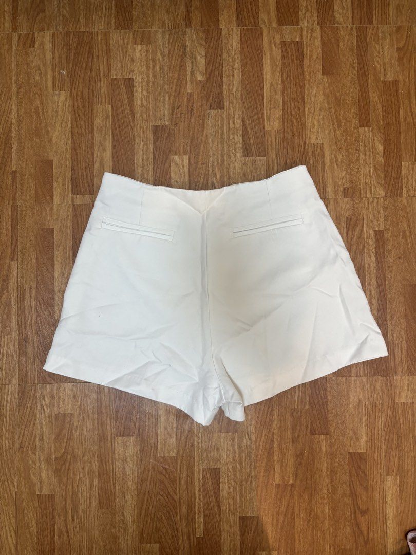 [Pre-Loved] White wrap skorts with back pockets (Category: Shorts) located in Quezon City. Submitted by ellaaashi_ (Listing ID 1470463272, Image 2). Description: [Pre-Loved Shorts] - S on tag but can fit Medium sized body shape - Shein on tag - skort DM for other questions.