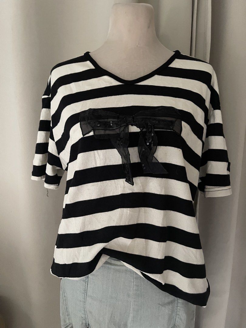 premium Black and White Striped Top with Sequin Bow (Category: Blouses) located in Cainta. Submitted by zlove111 (Listing ID 1470455792, Image 3). Description: Black and white horizontal stripes across the whole shirt. V-neck cut with black trim. Large sheer black bow on the front covered in tiny sequins. Short sleeves, relaxed fit with curved hem and side slits. Knit sweater material, soft and stretchy. xl-xxl 23" .