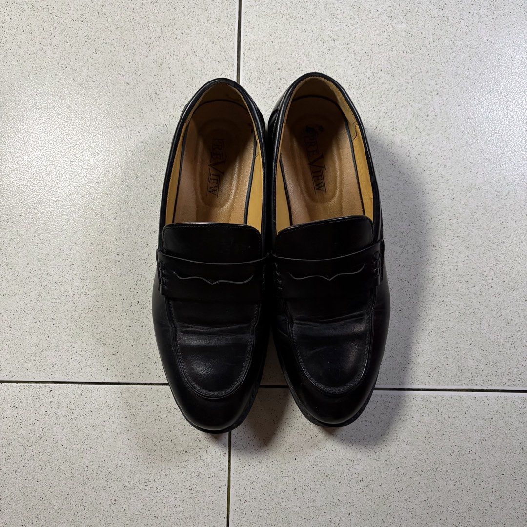 PREVIEW Leather Penny Loafers in Black (Category: Dress Shoes) located in Manila. Submitted by yama_archive (Listing ID 1470423230, Image 2). Description: PREVIEW Leather Penny Loafers in Black Size 11US / 44EU ₱1000 Issues: Crease Condition: 9/10 Color Rate: 10/10 *Color might be different in person due to camera settings/lighting* *No cancelling/exchange of items* *Shipping via J&T or Lalamove at buyer's expense*.