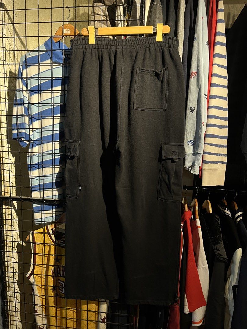 Pro Heavyweight Black Cargo Sweatpants 2XL (Category: Joggers) located in Manila. Submitted by roballenad66487 (Listing ID 1470386023, Image 1). Description: - Brand/Model: Pro black sweatpants - Size: 2XL with a comfy relaxed fit - Material: Thick fleece blend (60% cotton, 40% polyester) - Pockets: Cargo pockets on both legs plus one right back pocket - Waistband: Elastic waistband for easy wear - Condition: Clean and flawless overall.
