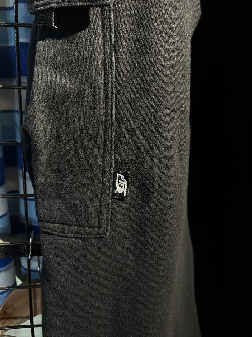 Pro Heavyweight Black Cargo Sweatpants 2XL (Category: Joggers) located in Manila. Submitted by roballenad66487 (Listing ID 1470386023, Image 2). Description: - Brand/Model: Pro black sweatpants - Size: 2XL with a comfy relaxed fit - Material: Thick fleece blend (60% cotton, 40% polyester) - Pockets: Cargo pockets on both legs plus one right back pocket - Waistband: Elastic waistband for easy wear - Condition: Clean and flawless overall.