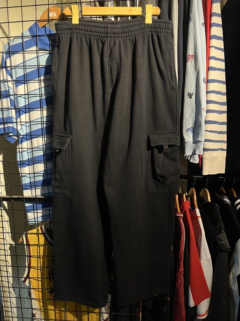 Pro Heavyweight Black Cargo Sweatpants 2XL (Category: Joggers) located in Manila. Submitted by roballenad66487 (Listing ID 1470386023, Image 3). Description: - Brand/Model: Pro black sweatpants - Size: 2XL with a comfy relaxed fit - Material: Thick fleece blend (60% cotton, 40% polyester) - Pockets: Cargo pockets on both legs plus one right back pocket - Waistband: Elastic waistband for easy wear - Condition: Clean and flawless overall.