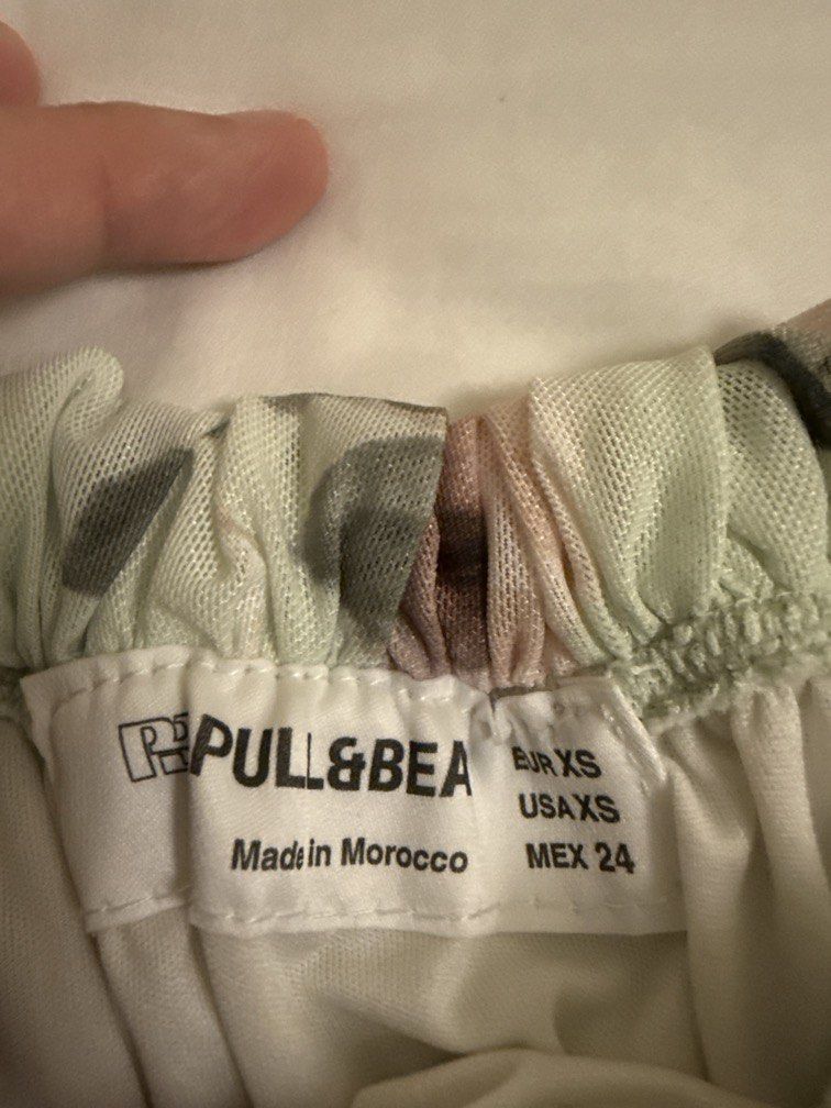 PULL&BEAR skirt (Category: Skirts) located in Pasig City. Submitted by hotstuff__ (Listing ID 1470467508, Image 2). Description: .