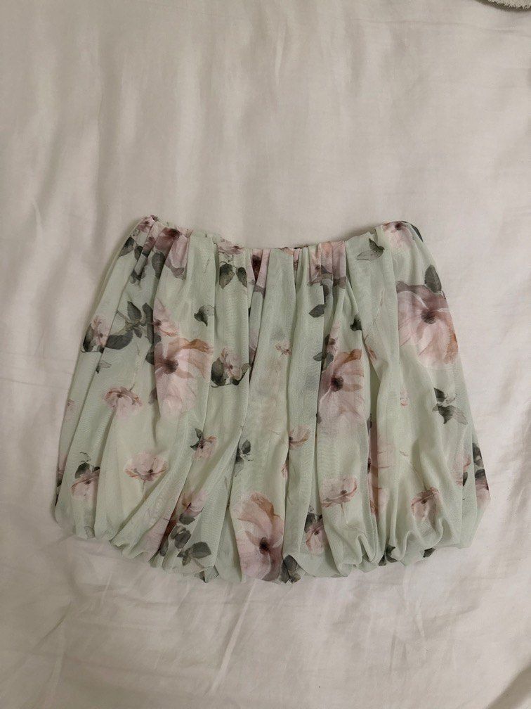 PULL&BEAR skirt (Category: Skirts) located in Pasig City. Submitted by hotstuff__ (Listing ID 1470467508, Image 1). Description: .