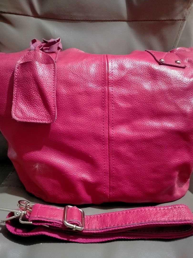 Pure leather bag (Category: Cross-body Bags) located in Cavite. Submitted by inday79 (Listing ID 1470400359, Image 2). Description: Large Leather Bag – Beautiful Color! 👜 Spacious large-size bag that can be carried as a shoulder bag or crossbody bag. Comes with a sling strap for versatile styling. ✨ Beautiful leather texture and finish ✨ Very nice color ✨ Spacious enough to fit a laptop and large envelopes ✨ Perfect for work, office, or everyday
