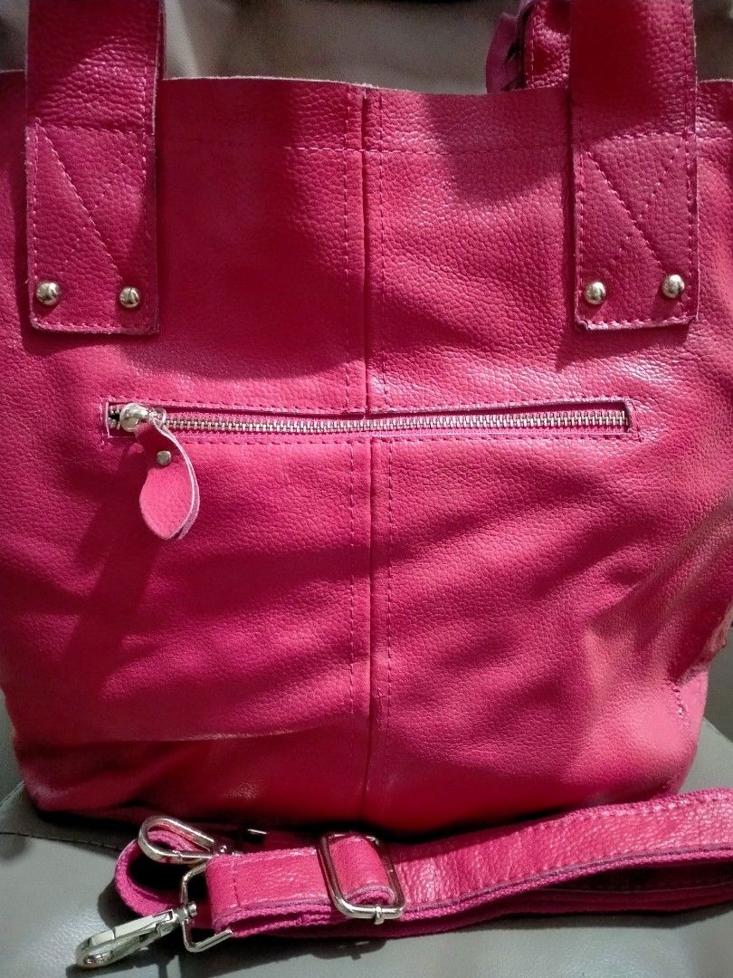 Pure leather bag (Category: Cross-body Bags) located in Cavite. Submitted by inday79 (Listing ID 1470400359, Image 3). Description: Large Leather Bag – Beautiful Color! 👜 Spacious large-size bag that can be carried as a shoulder bag or crossbody bag. Comes with a sling strap for versatile styling. ✨ Beautiful leather texture and finish ✨ Very nice color ✨ Spacious enough to fit a laptop and large envelopes ✨ Perfect for work, office, or everyday