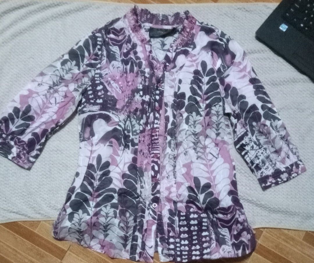 PURPLE FLORAL PRINTED BLOUSE (Category: Blouses) located in Manila. Submitted by fabelz (Listing ID 1470357437, Image 1). Description: 💜 PURPLE FLORAL PRINTED BLOUSE 💜 💰 Price:₱120 ୨ৎ Details • Color: Purple, pink, black, and white • Design: Floral and abstract prints • Style: Long-sleeve button-up blouse • Size: Small to Medium (S-M) • Condition: Never worn 💜 A pretty printed blouse that's easy to pair with jeans, trousers, or skirts! Perfec