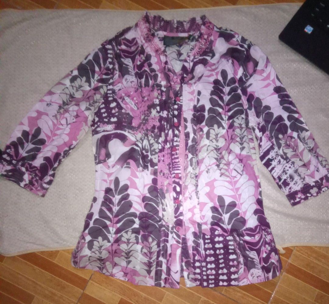 PURPLE FLORAL PRINTED BLOUSE (Category: Blouses) located in Manila. Submitted by fabelz (Listing ID 1470357437, Image 3). Description: 💜 PURPLE FLORAL PRINTED BLOUSE 💜 💰 Price:₱120 ୨ৎ Details • Color: Purple, pink, black, and white • Design: Floral and abstract prints • Style: Long-sleeve button-up blouse • Size: Small to Medium (S-M) • Condition: Never worn 💜 A pretty printed blouse that's easy to pair with jeans, trousers, or skirts! Perfec