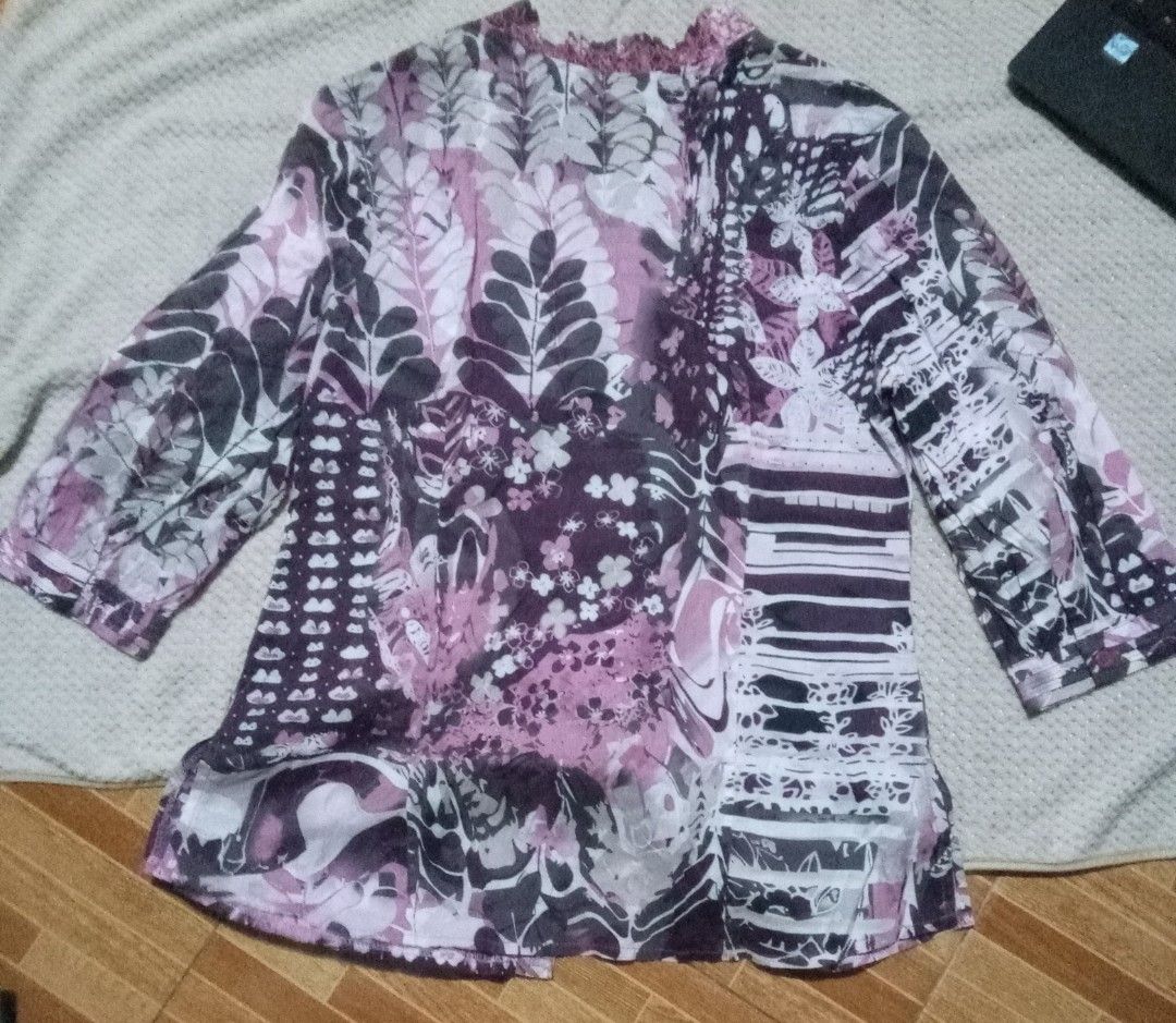 PURPLE FLORAL PRINTED BLOUSE (Category: Blouses) located in Manila. Submitted by fabelz (Listing ID 1470357437, Image 2). Description: 💜 PURPLE FLORAL PRINTED BLOUSE 💜 💰 Price:₱120 ୨ৎ Details • Color: Purple, pink, black, and white • Design: Floral and abstract prints • Style: Long-sleeve button-up blouse • Size: Small to Medium (S-M) • Condition: Never worn 💜 A pretty printed blouse that's easy to pair with jeans, trousers, or skirts! Perfec