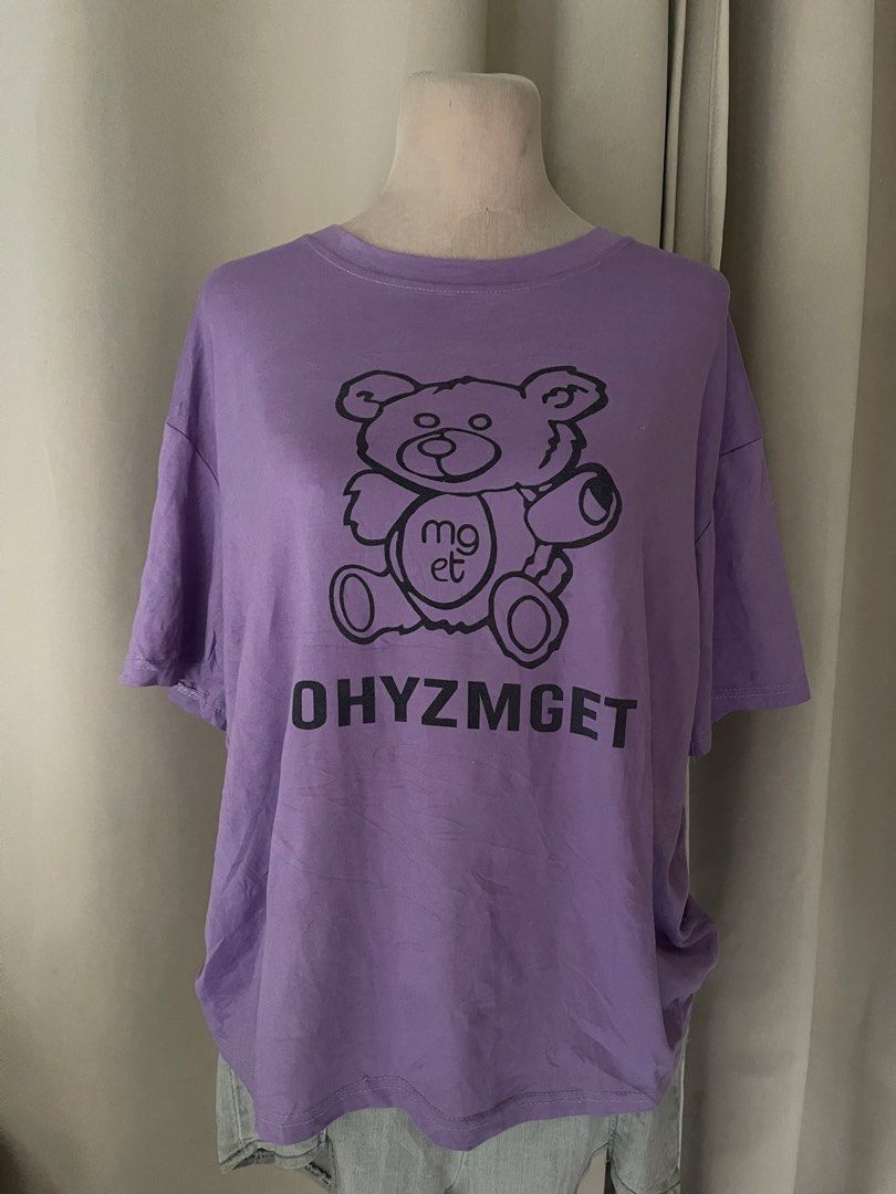 Purple Oversized bear (Category: Shirts) located in Cainta. Submitted by zlove111 (Listing ID 1470455611, Image 1). Description: - Color: Purple with black bear graphic and 'OHYZMGET' text - Fit: Relaxed, oversized fit for ultimate comfort - Material: Soft and breathable cotton - Neckline: Classic round neckline - Style: Versatile casual wear, easy to pair with jeans or shorts 23" .