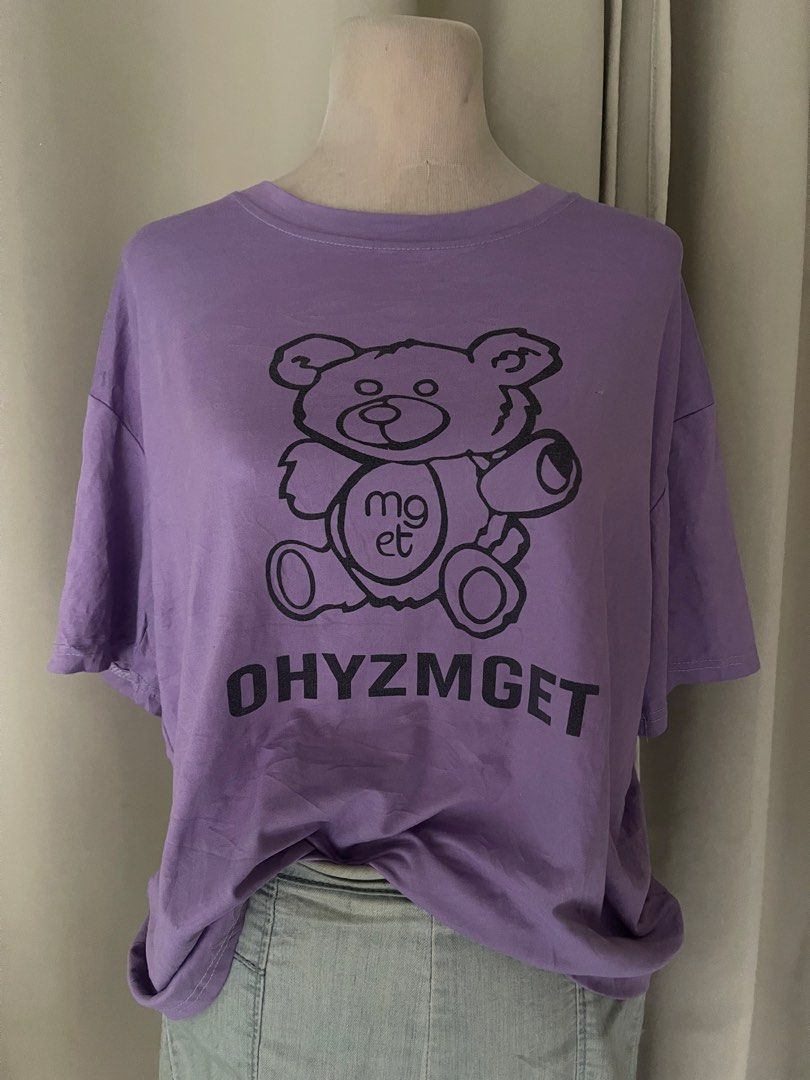 Purple Oversized bear (Category: Shirts) located in Cainta. Submitted by zlove111 (Listing ID 1470455611, Image 2). Description: - Color: Purple with black bear graphic and 'OHYZMGET' text - Fit: Relaxed, oversized fit for ultimate comfort - Material: Soft and breathable cotton - Neckline: Classic round neckline - Style: Versatile casual wear, easy to pair with jeans or shorts 23" .